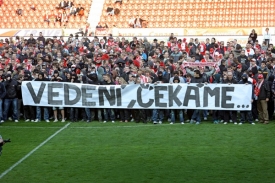 Pokojný předzápasový protest spolu drželi umírnění i ultras. V poločase už bylo všechno jinak.