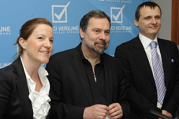 Kdo s koho? Tři z kandidátů na předsedu Věcí veřejných - (zleva) Karolína Peake, Radek John, Vít Bárta. Kdo s koho? Tři z kandidátů na předsedu Věcí veřejných - (zleva) Karolína Peake, Radek John, Vít Bárta.