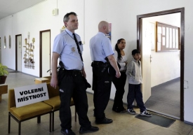 Volební místnosti hlídali policisté.