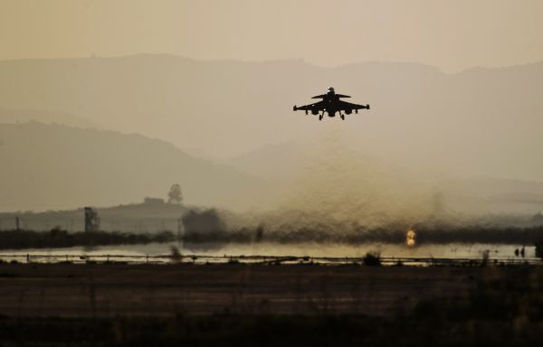 Libyjské vládní letouny bombardovaly ropné nádrže (ilustrační foto).