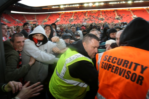 Protesty fanoušků na Slavii se zvrhly v násilnosti.