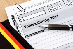 Německé sčítání se koná podle odlišného modelu, než jaký si v předchozích týdnech vyzkoušeli při svém sčítání lidu, bytů a domů Češi. Hlavní rozdíl je v tom, že do německého cenzu se přímo zapojí jen asi třetina občanů. Informace získané od nich totiž jen doplní, případně upřesní data, která statistici vyčtou z veřejných registrů.
