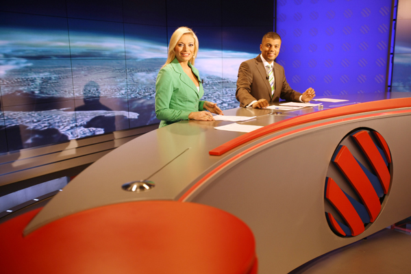 Moderátoři televize Nova Lucie Borhyová a Rey Koranteng.