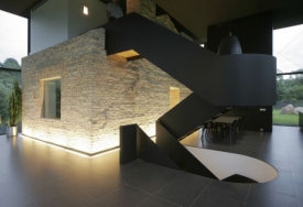 Původní objekt ze žlutých cihel architekti nasvítili. 