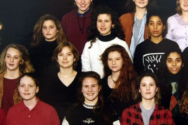 Asma Asadová na školní fotografii z dětství prožitého v Londýně (budoucí první dáma Sýrie je v bílem tričku s černým rolákem). 