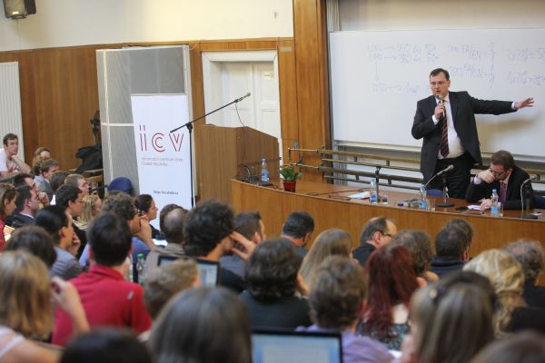 Premiér Petr Nečas obhajoval reformy před studenty. Premiér Petr Nečas obhajoval reformy před studenty.