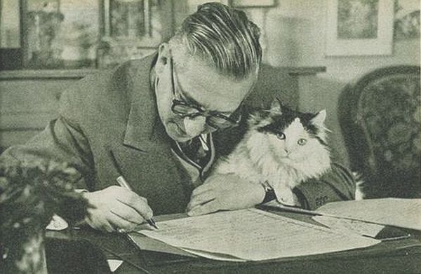 Jean-Paul Sartre se svou existenciální kočkou.