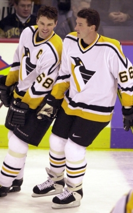 Dvě legendy Pittsburghu v prosinci 2000. Vlevo Jaromír Jágr a Mario Lemieux.