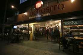 Bar El Depósito je zařízen ve stylu americké prohibice a gangsterů 30. let.