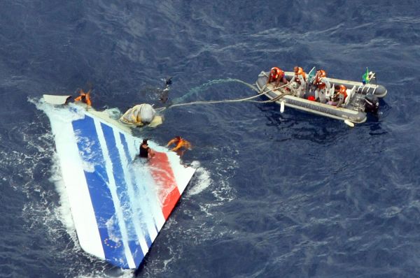 Letadlo Air France spadlo do Atlantiku v červnu 2009. Po téměř dvou letech v mrazivé vodě pod vysokým tlakem se těla obětí vylovených na povrchu začala rychle rozkládat. Letadlo Air France spadlo do Atlantiku v červnu 2009. Po téměř dvou letech v mrazivé vodě pod vysokým tlakem se těla obětí vylovených na povrchu začala rychle rozkládat.