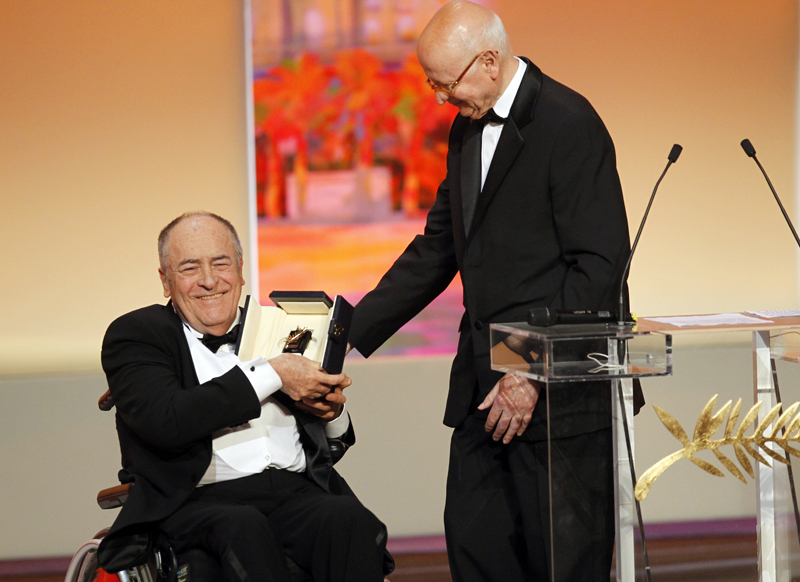 Italský režisér Bernardo Bertolucci (vlevo) obdržel čestnou cenu od prezidenta filmového festivalu v Cannes Gillese Jacoba během středečního zahajovacího ceremoniálu. Italský režisér Bernardo Bertolucci (vlevo) obdržel čestnou cenu od prezidenta filmového festivalu v Cannes Gillese Jacoba během středečního zahajovacího ceremoniálu.