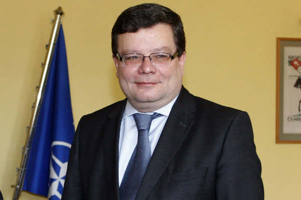 Alexandr Vondra má dlouhodobě problémy s krční páteří.