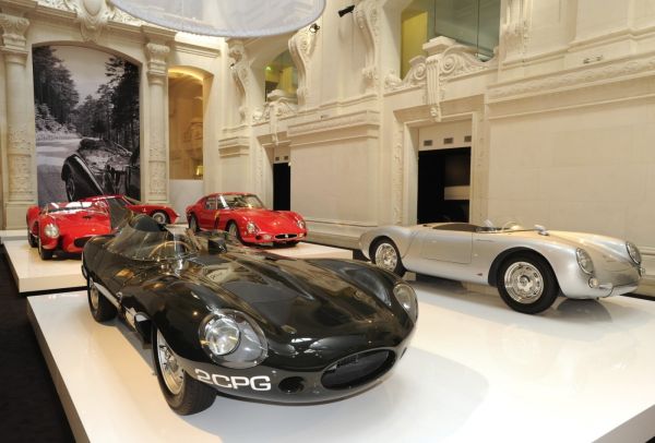 Černý Jaguar XKC, který dvakrát vyhrál čtyřiadvacetihodinový závod v Le Mans, za ním stříbrné Porsche a parta Ferrari. Černý Jaguar XKC, který dvakrát vyhrál čtyřiadvacetihodinový závod v Le Mans, za ním stříbrné Porsche a parta Ferrari.