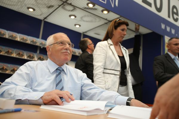 Prezident Václav Klaus na veletrhu Svět knihy.