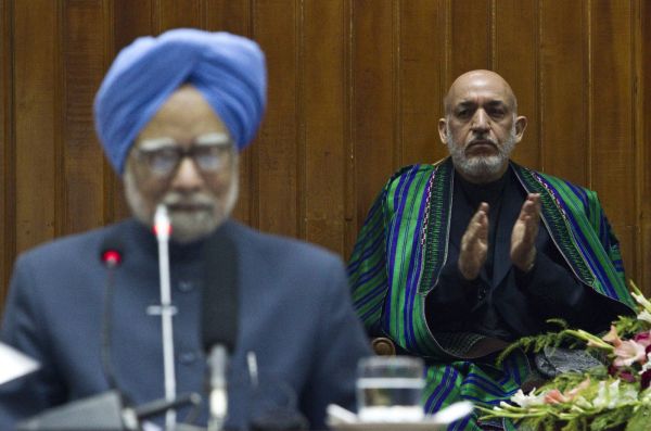 Prezident Hamíd Karzáí tleská projevu indického premiéra k afghánským poslancům. Prezident Hamíd Karzáí tleská projevu indického premiéra k afghánským poslancům.