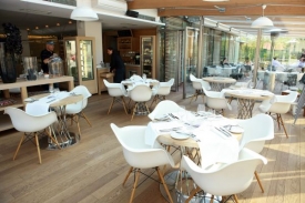 Restaurace Sokolovna ja vkusně zařízená a prosvětlená.