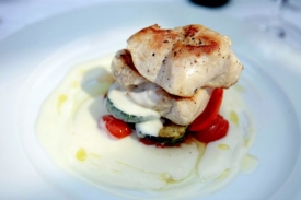 Krůtí steak s grilovanou zeleninou, parmezánovou omáčkou a pečenými rajčátky.
