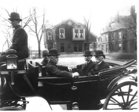 Wellington Burt (vpravo) a další budovatelé mladého státu Michigan, 1908.