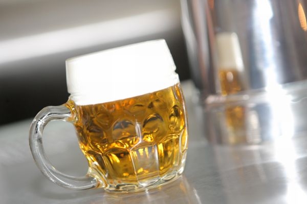 Víte, proč ženám stačí méně alkoholu než mužům, aby se opily?