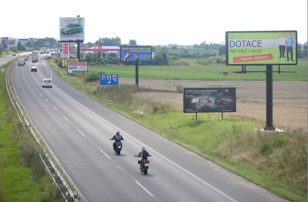 Billboardy lemují silnice, a mnohé z nich odporují bezpečnostním normám (ilustrační foto).