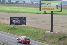 Některé billboardy jsou v těsné blízkosti silnice, nejsou před nimi svodidla a mají vysoké betonové základy.