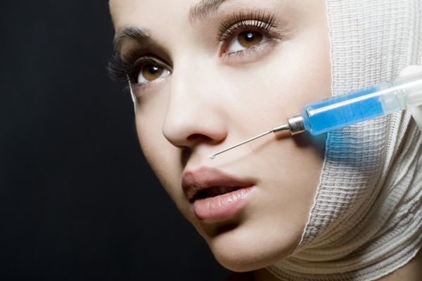 Botox zabraňuje tvoření vrásek (ilustrační foto). Botox zabraňuje tvoření vrásek (ilustrační foto).