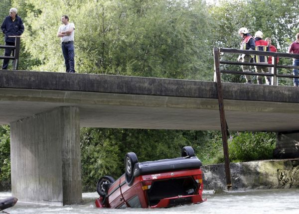 Auto spadlo z mostu, 21 členů rodiny zahynulo (ilustrační foto). Auto spadlo z mostu, 21 členů rodiny zahynulo (ilustrační foto).
