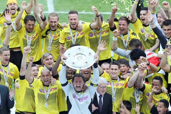 Dortmund slaví titul, Frankfurt sestupuje.