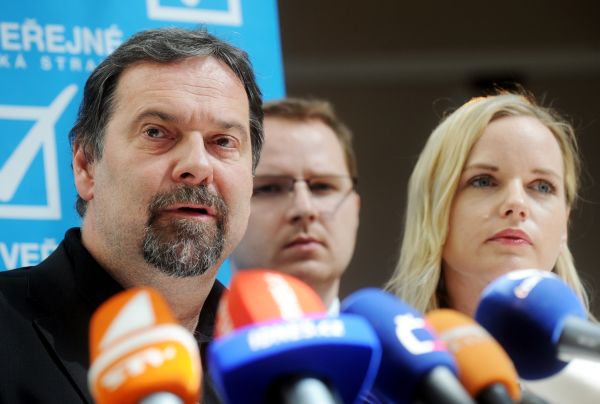 Véčkaři tvrdí, že vedli opileckou debatu. Podle advokáta Josefa Lžičaře by se i tak měly jejich finance prověřit. Véčkaři tvrdí, že vedli opileckou debatu. Podle advokáta Josefa Lžičaře by se i tak měly jejich finance prověřit.
