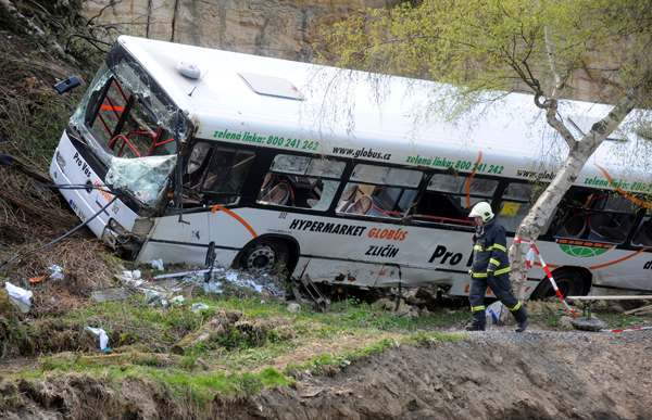 Řidič při nehodě zahynul, dalších 16 lidí se zranilo.