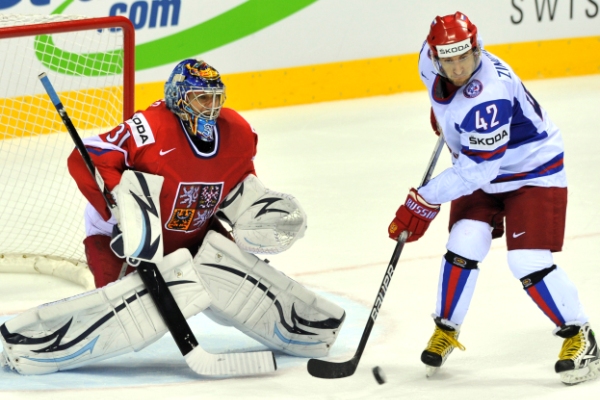 Opora českého týmu gólman Ondřej Pavelec při zápase s Ruskem.