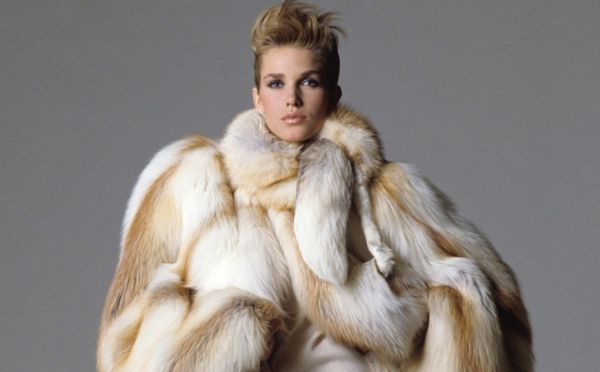 Jeden z modelů značky Fendi (kabát a šála z lišky). Jeden z modelů značky Fendi (kabát a šála z lišky).