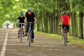 Před přejezdem pro cyklisty už nebudou smět řidiči nechat stát svá auta (ilustrační foto).