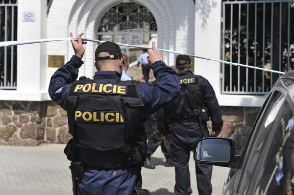 Policista za úplatek 20 tisíc zmařil soudní řízení a Česku vznikla škoda 111 milionů (ilustrační foto). Policista za úplatek 20 tisíc zmařil soudní řízení a Česku vznikla škoda 111 milionů (ilustrační foto).