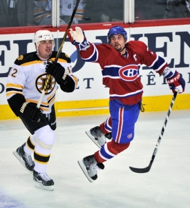Tomáš Kaberle při utkání Bostonu s montrealským rivalem.