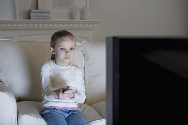 Když už se malé děti dívají na televizi, měli by u toho být i rodiče, kteří jim pořady vysvětlí.
