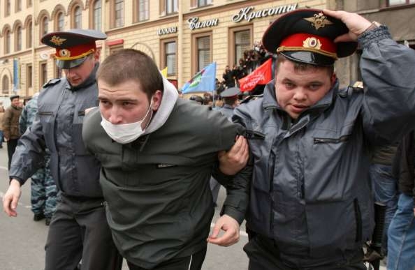 Policie v Moskvě zasahuje 1. května 2011 proti opozici.