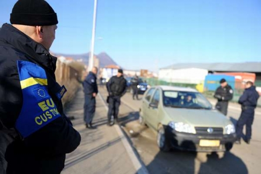 Eulex a kosovská policie v neustálém boji s albánskými pašeráky. Eulex a kosovská policie v neustálém boji s albánskými pašeráky.