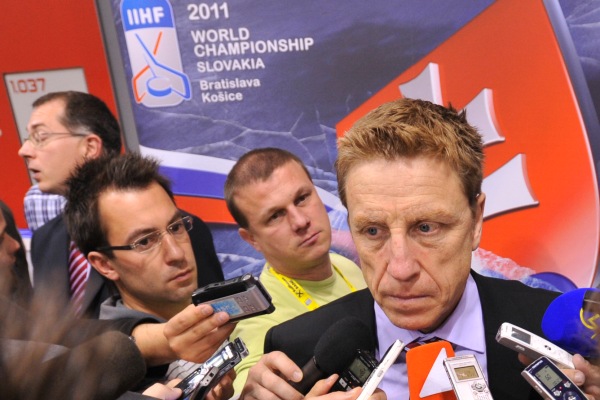 Glen Hanlon (vpravo) odpovídá novinářům na mistrovství světa na Slovensku. Glen Hanlon (vpravo) odpovídá novinářům na mistrovství světa na Slovensku.