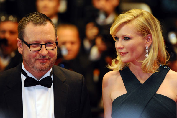 Lars von Trier na snímku s herečkou Kirsten Dunstovou. Lars von Trier na snímku s herečkou Kirsten Dunstovou.