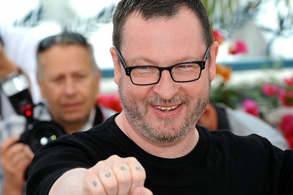 Lars von Trier s novým tetováním na ruce. Hákový kříž na čelo mu prý manželka zakázala. Lars von Trier s novým tetováním na ruce. Hákový kříž na čelo mu prý manželka zakázala.