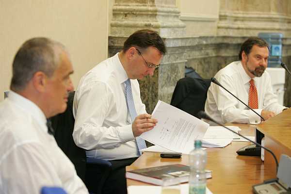 Lídři koaličních stran TOP 09, ODS a VV: Karel Schwarzenberg, Petr Nečas a Radek John.