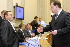 Premiér Petr Nečas (vpravo) na jednání vlády.