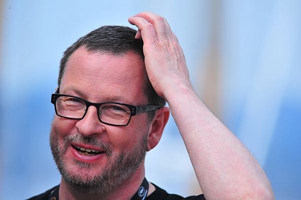 Lars von Trier na festivalu ještě s úsměvem. Lars von Trier na festivalu ještě s úsměvem.