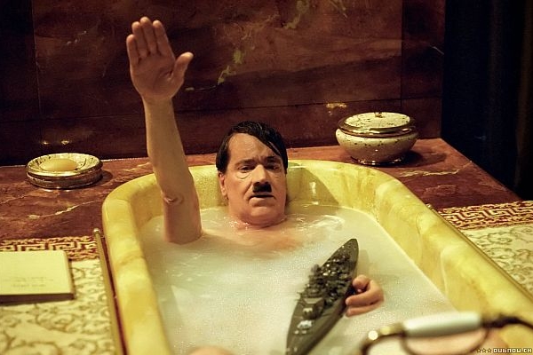 Z filmu Můj vůdce: Skutečně skutečná skutečnost o Adolfu Hitlerovi, 2007. Z filmu Můj vůdce: Skutečně skutečná skutečnost o Adolfu Hitlerovi, 2007.