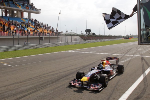 Sebastian Vettel projíždí vítězně cílovou rovinkou v Turecku. Sebastian Vettel projíždí vítězně cílovou rovinkou v Turecku.