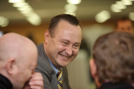 Částky, které městské části dostaly, se nelíbí radnicím, které jsou spojovány s křídlem Tomáše Hrdličky.