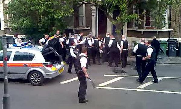 Na agresora s mačetou bylo zapotřebí desítek policistů. Na agresora s mačetou bylo zapotřebí desítek policistů.