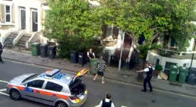 Odvážný policista chtěl využít popelnici jako štít.