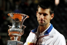 Novak Djokovič a pohár pro vítěze - častý to obrázek letošního roku.